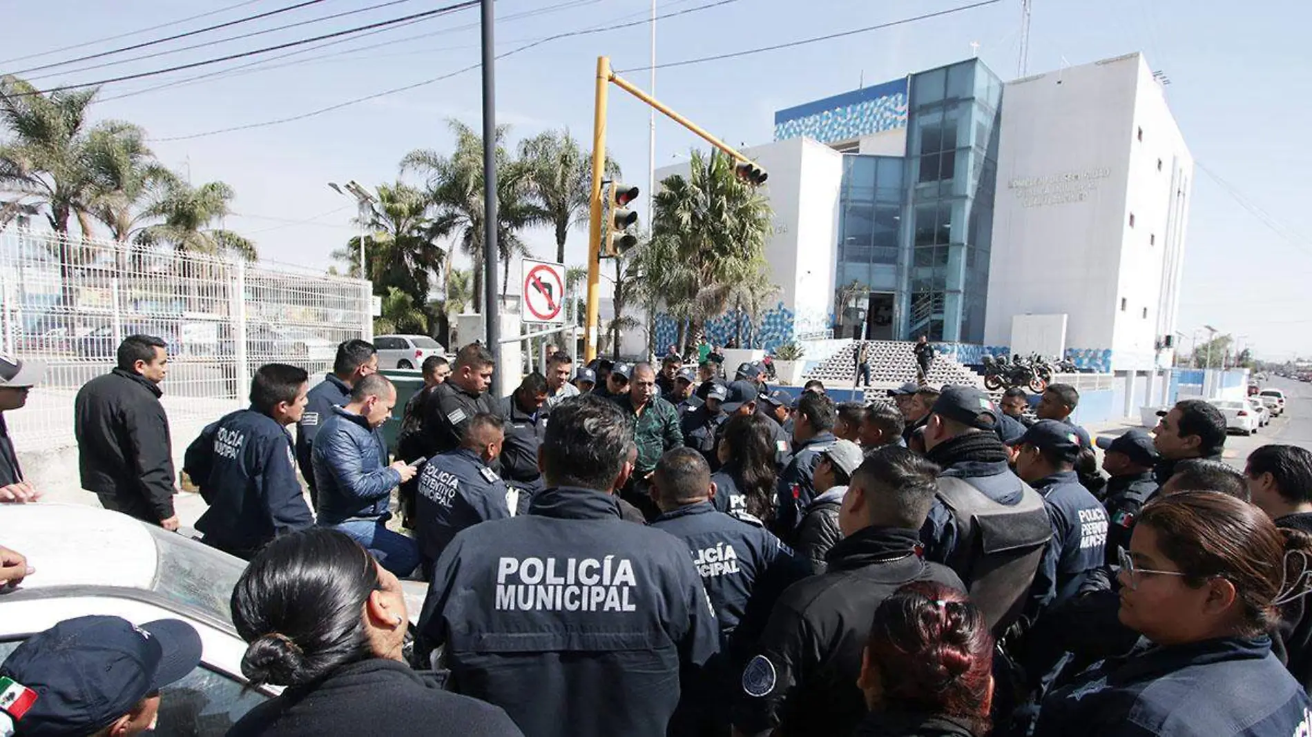 Más de 50 policías municipales de Cuautlancingo se concentraron en el Complejo de Seguridad Pública Municipal